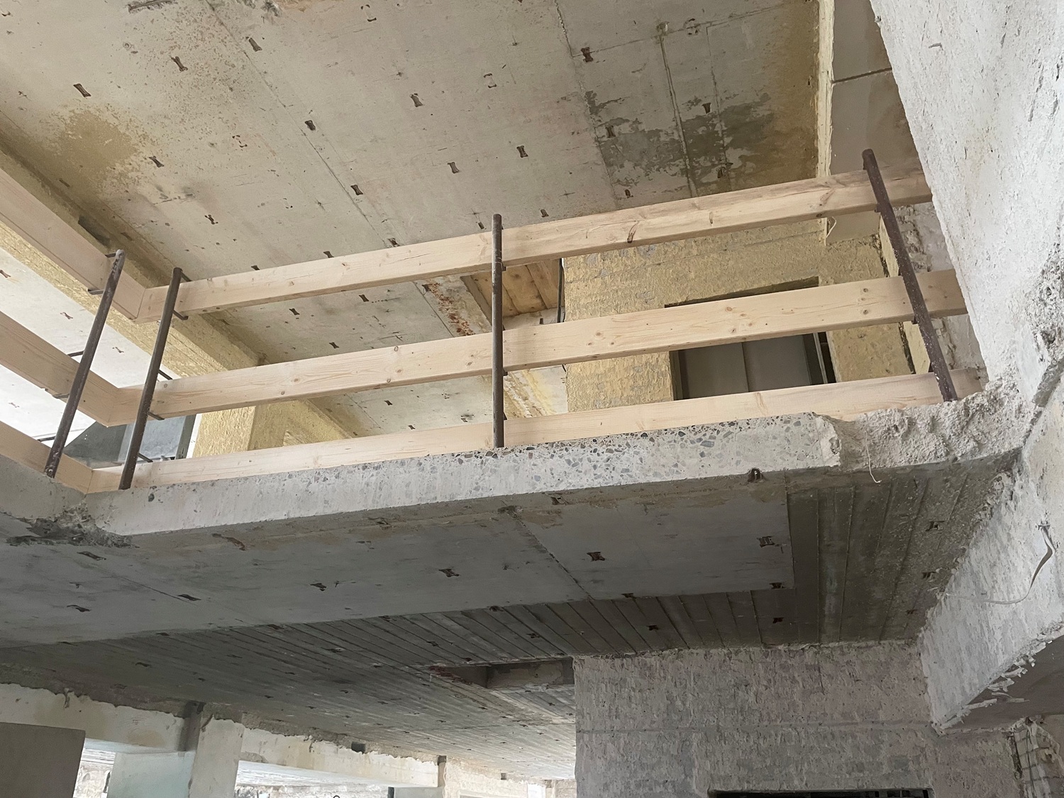 Absturzsicherung an Treppenöffnungen eines Hochhauses im Sanierungsbau in Kempten