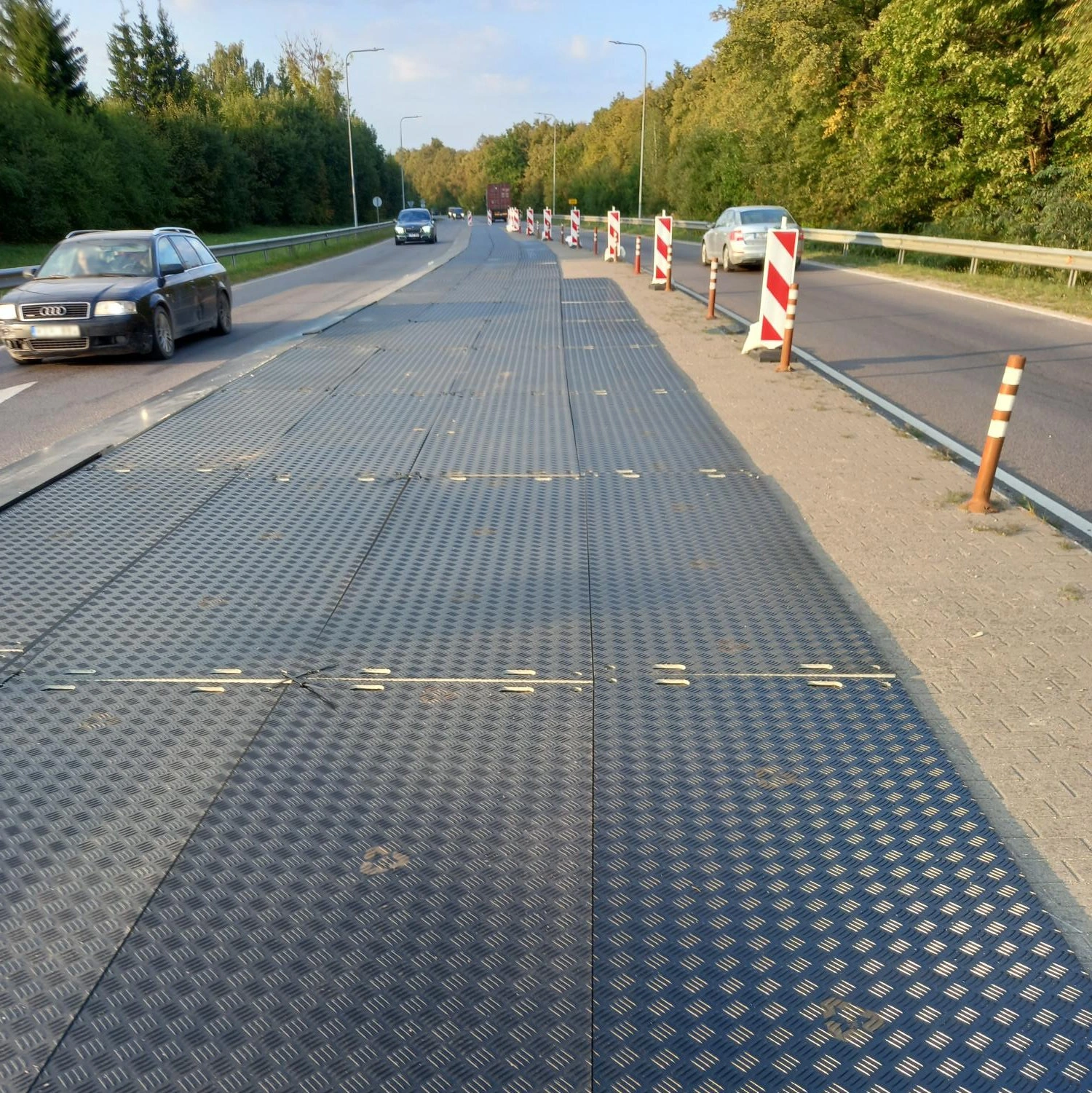 Zuverlässige Absicherung mit Baken und Bodenschutz einer Großbaustelle im Straßenbau A44 bei Büren.