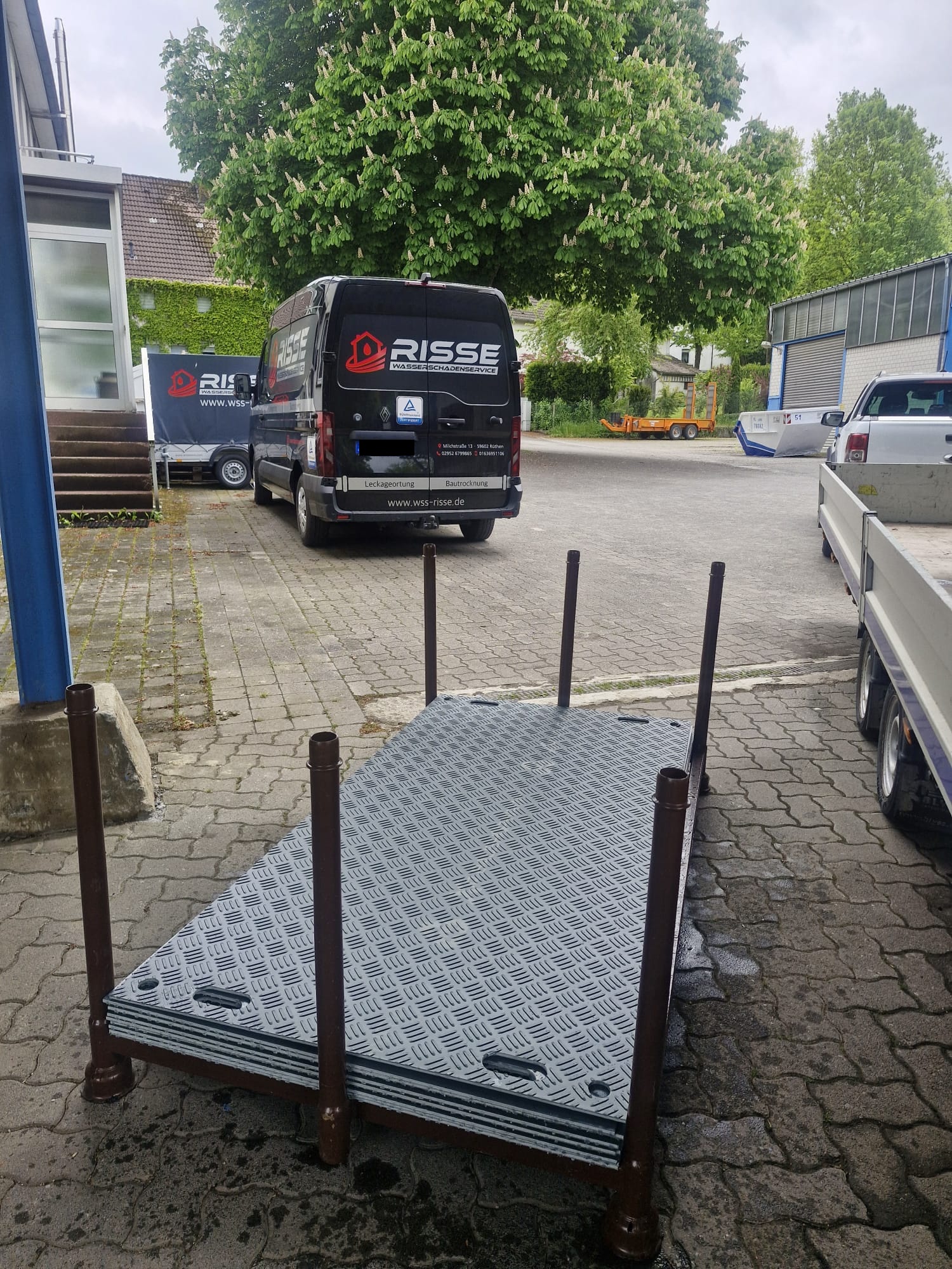 X15-LINE Fahrplatten auf matschigem Baustellenboden