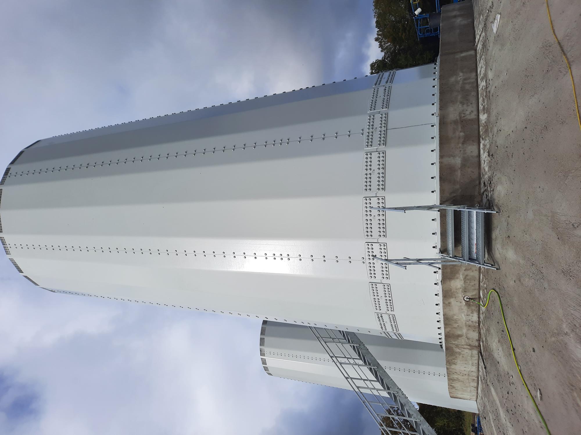 MÜBA Bautreppe als Zugang zum erhöhten Betonfundament einer ENERCON Windkraftanlage