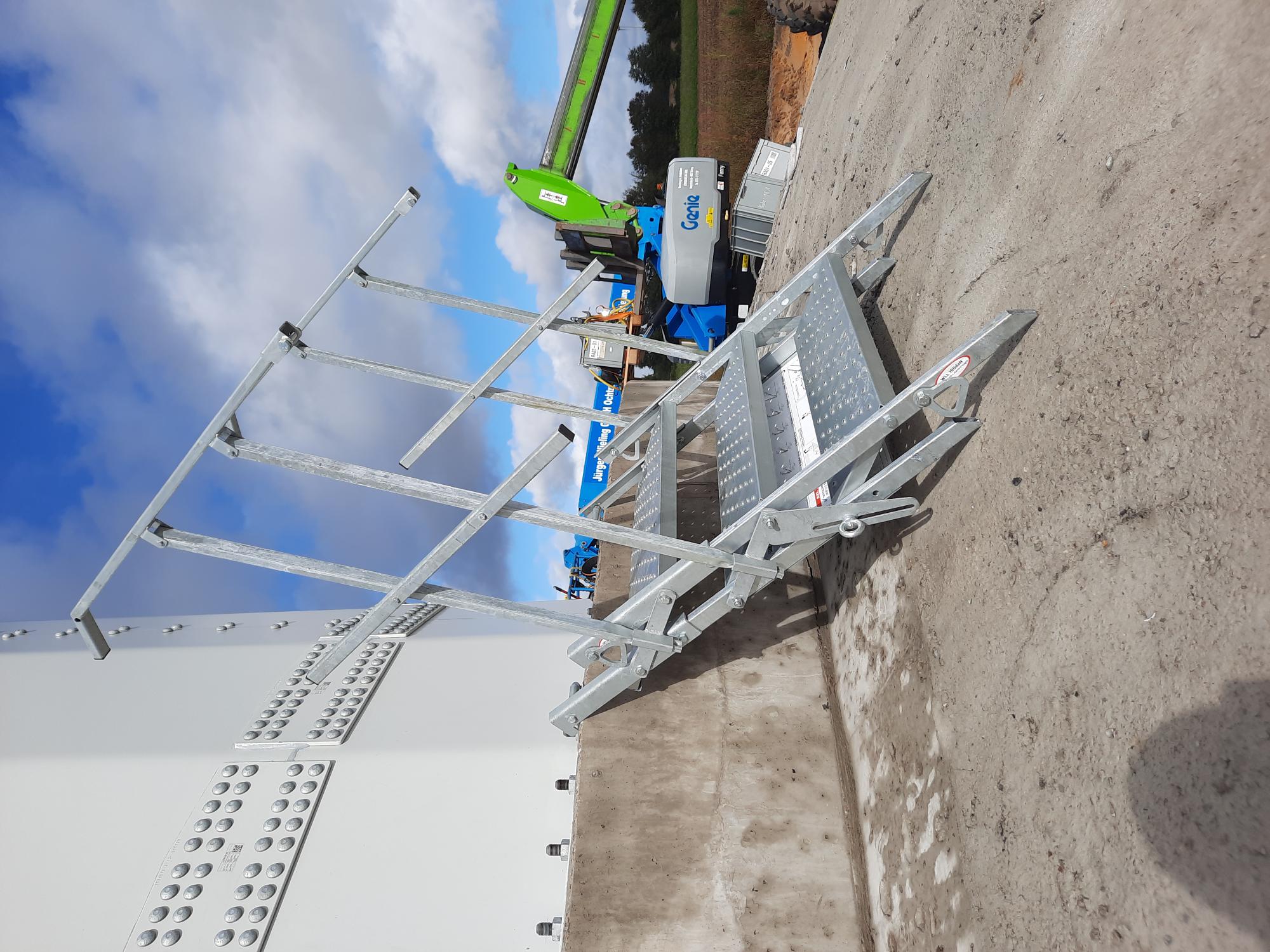 MÜBA Bautreppe mit drei Stufen am Betonfundament einer ENERCON Windkraftanlage