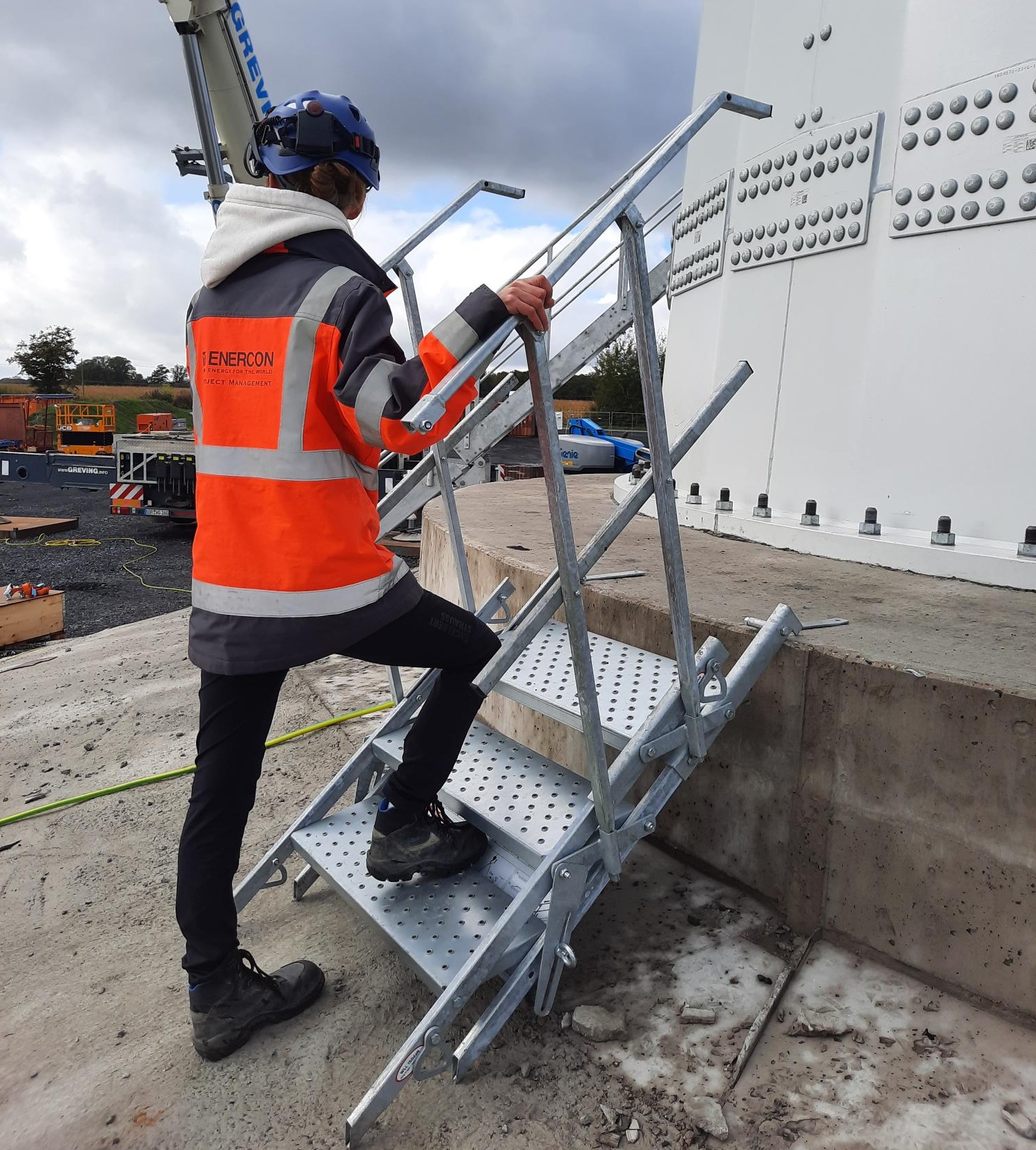 MÜBA Bautreppe als Zugang zum erhöhten Betonfundament einer ENERCON Windkraftanlage
