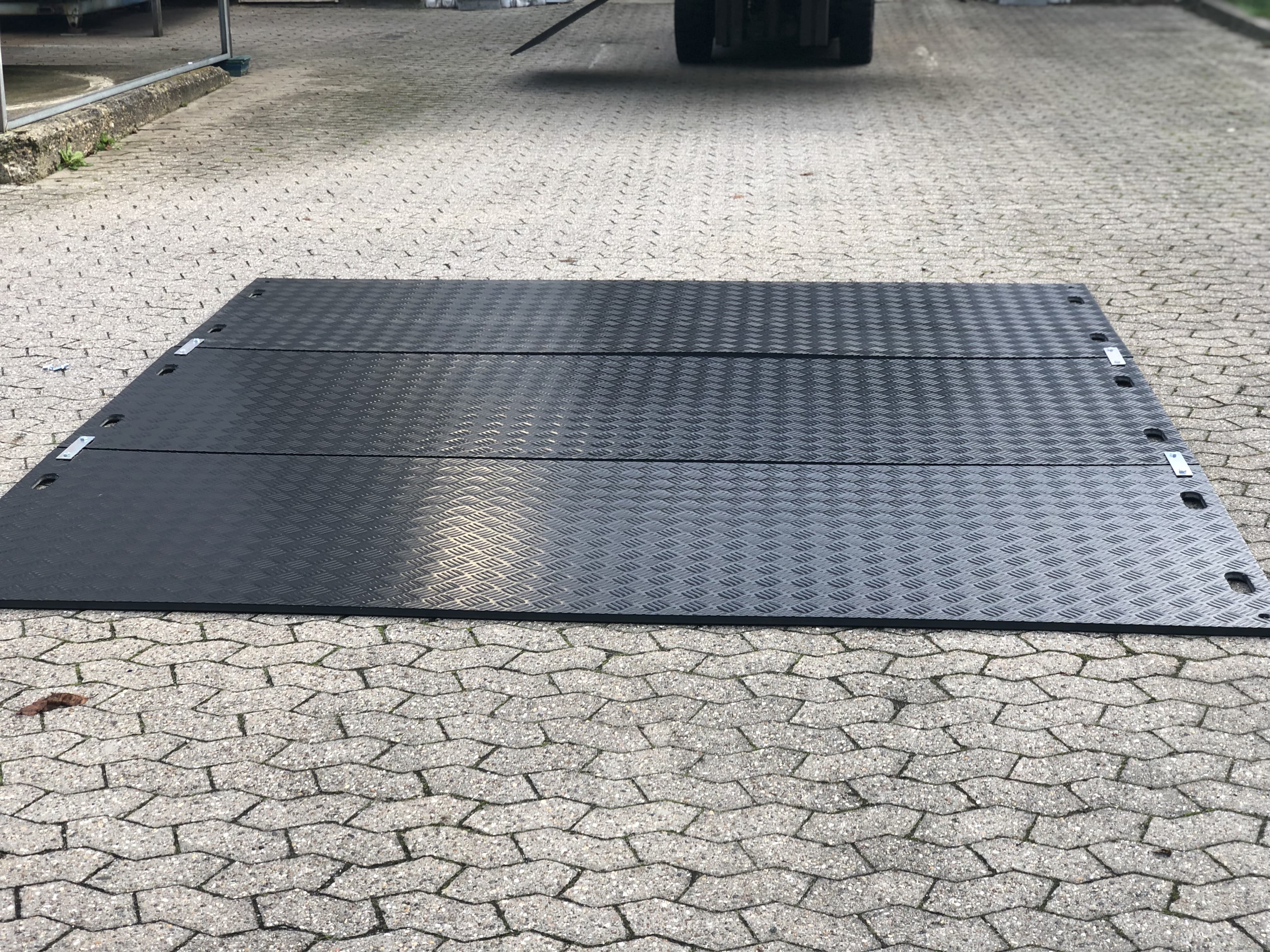 Bodenschutz mit 8mm einer Pflastersteinfläche beim Kunden in Oberhausen
