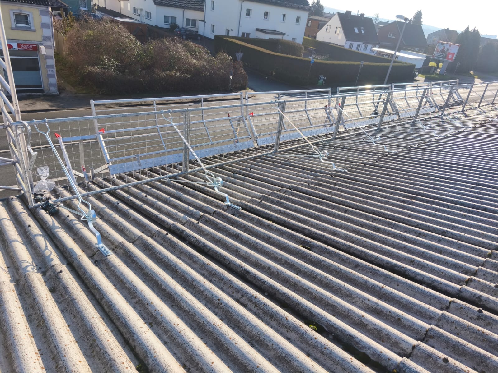 Aufgebaute MÜBA Dachschutzwand entlang einer Dachkante auf der Baustelle in Warendorf