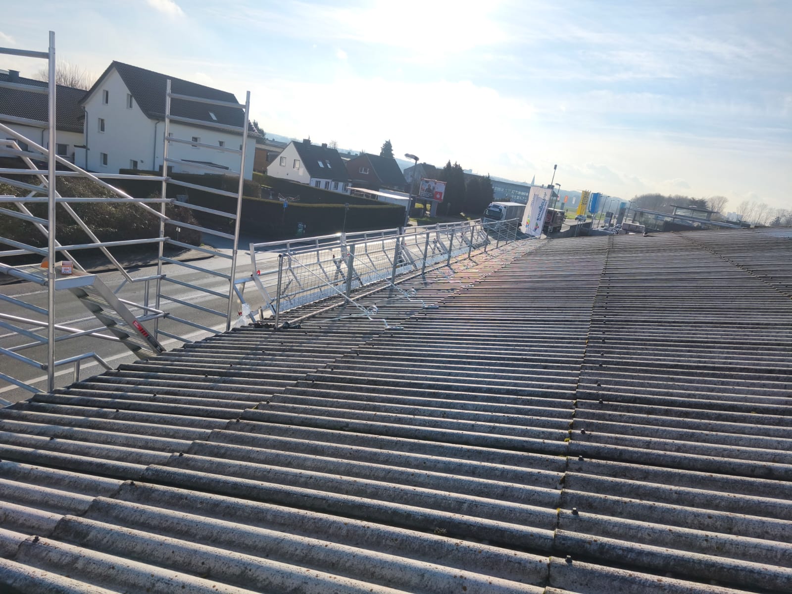 Gesamtansicht der mit MÜBA Drahtschutzgittern abgesicherten Dachkante für die Solarmontage in Warendorf