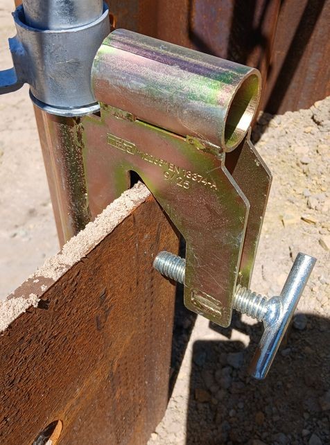 Detailansicht Spundwandhalter und Geländerpfosten