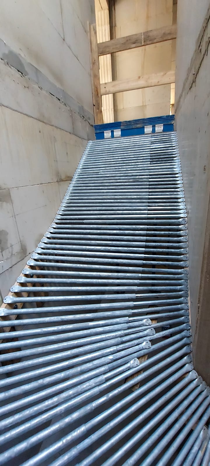 Fertiggestellte Ortbetontreppe im Mehrfamilienhaus-Neubau in Köln